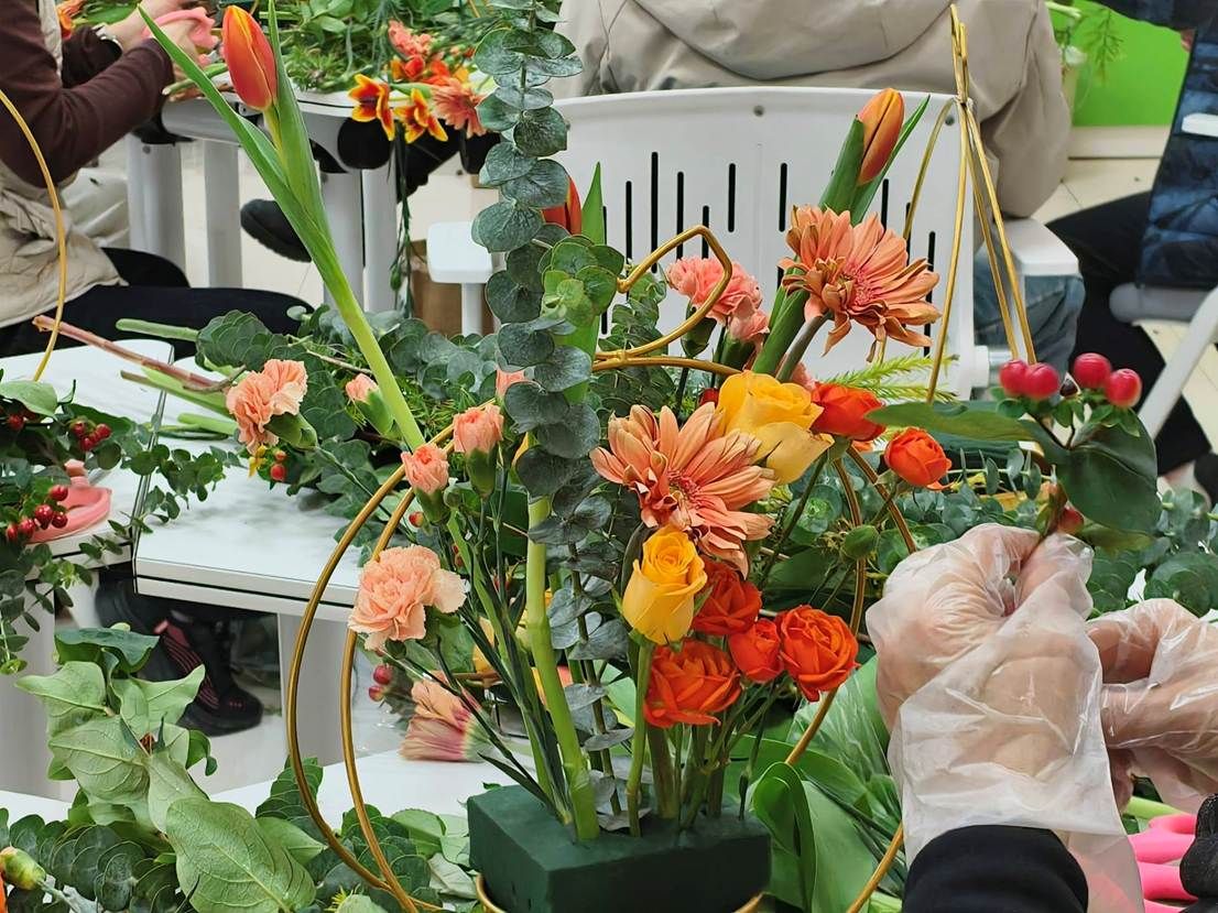 桌子上放着许多花 AI 生成的内容可能不正确。